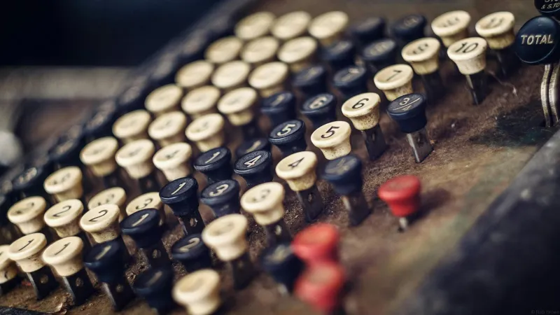 An antique cash register calculates the TCO of iPad vs. Chromebook.