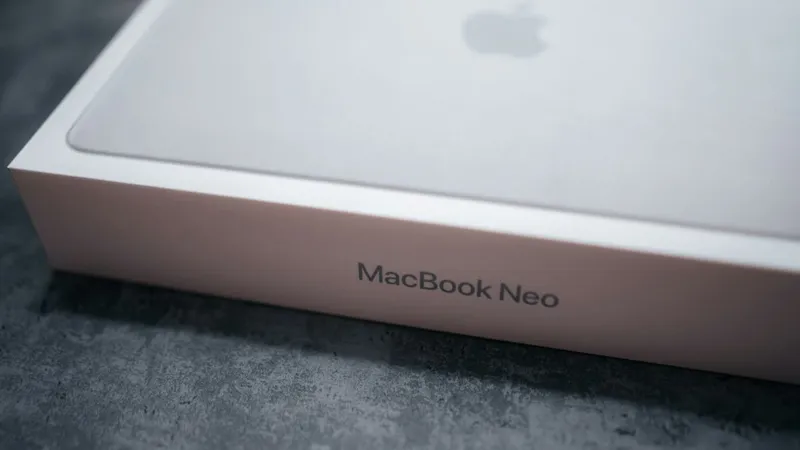 3/4 view of a MacBook Neo box, with the name of the product in the front and an image of the product on top