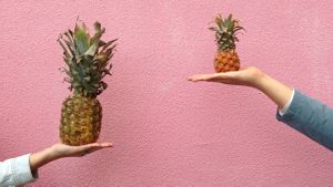 Two different sizes of pineapple represent the choice between Jamf Pro and Jamf School.