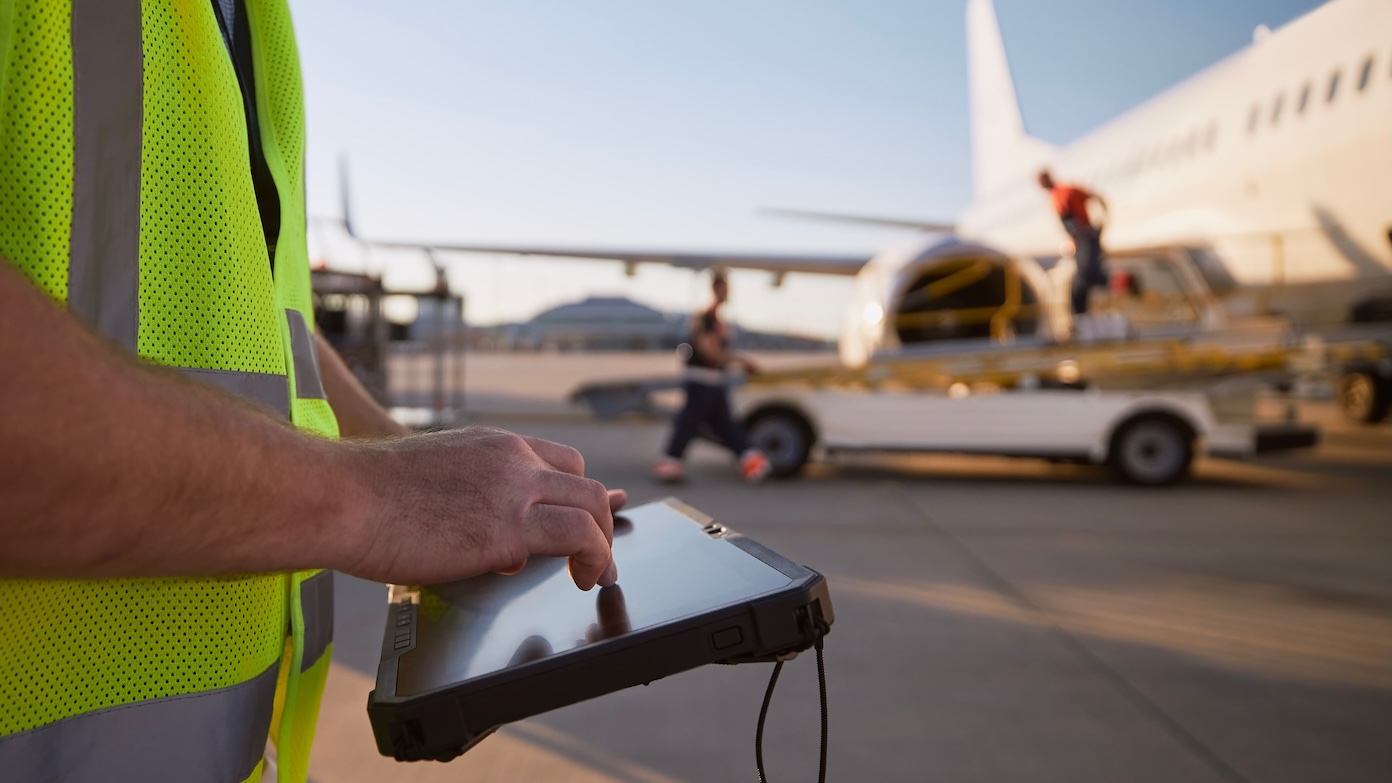 Baggage handler at airport uses iPad managed by Jamf.