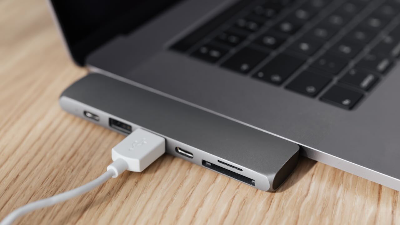 Hub plugged into a Macbook