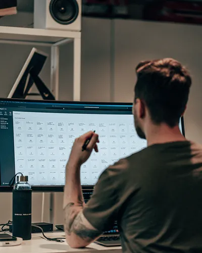 A Daniel Wellington employee has a smooth onboarding experience on their Jamf-managed Mac.